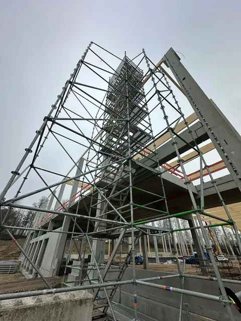 Schodisková veža a lešenie – GerüstBau JS (78)